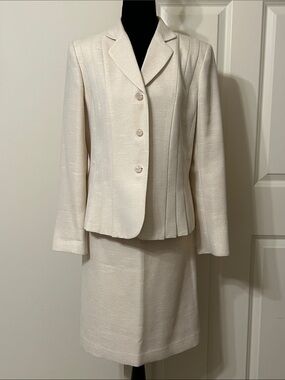 Suit Studio Cream Colored Tweed Shimmer Structured Classic 2-piece Skirt Suit